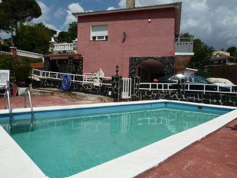 Casa de planta baixa amb piscina